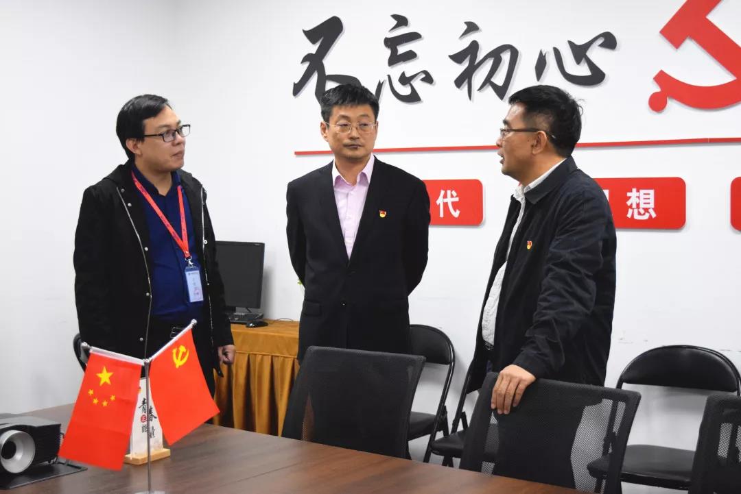 中共安陽市委網(wǎng)信辦主任路玉軍、副主任王曉萌等一行人蒞臨安陽青峰網(wǎng)絡(luò)指導(dǎo)工作